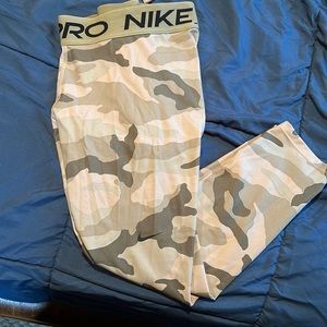 Nike pro cropped leggings